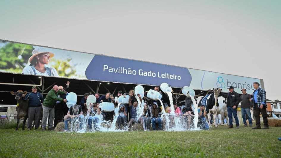 Fenasul Expoleite 2026 encerra com desfile de campeões e presença do Estado