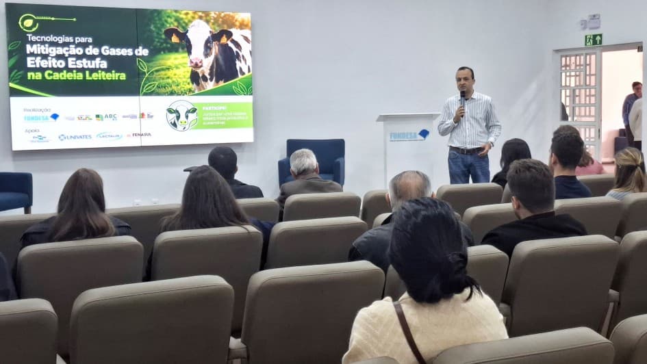 Tecnologias de sustentabilidade na cadeia leiteira são debatidas na Fenasul Expoleite