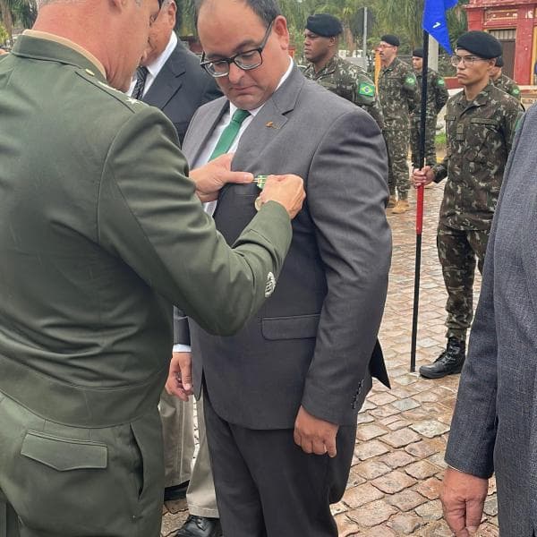Reitor da URCAMP é homenageado com Medalha Exército Brasileiro em Bagé