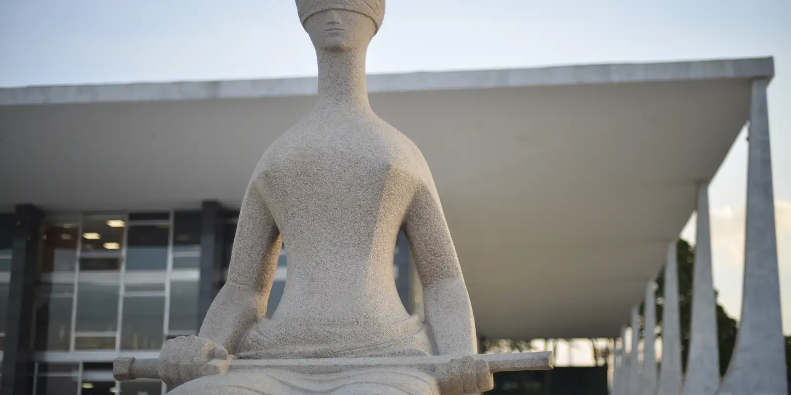 Associações pedem ao STF prazo extra para limitar penduricalhos no Judiciário