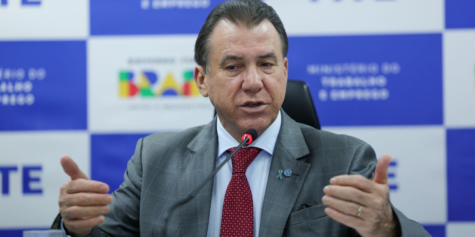 Brasil fecha 2025 com alta de 5% no emprego; setor público municipal lidera expansão