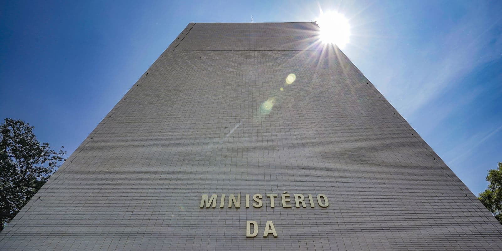 Bloqueio de R$ 23,6 bilhões no Orçamento de 2026 afeta Defesa e Cidades