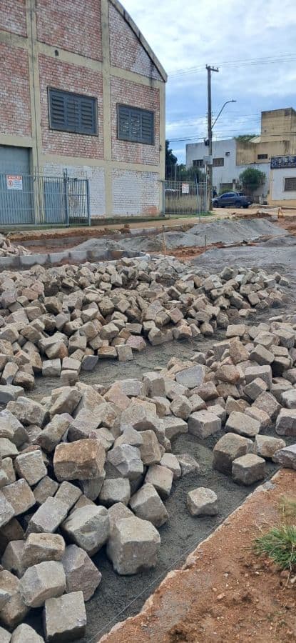 Obras de calçamento na rua Flores da Cunha atingem 40% de execução
