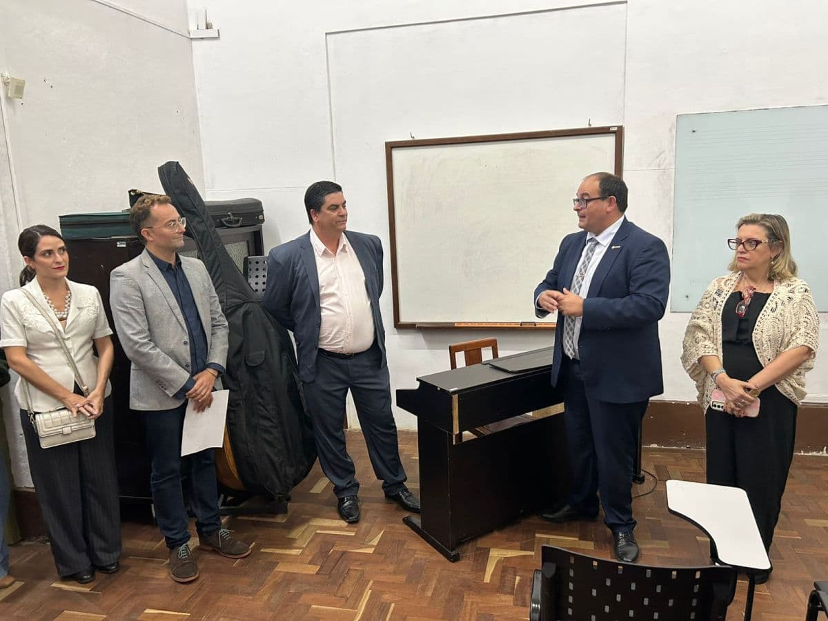 IMBA homenageia professora Leci Rizzi e perpetua legado no ensino do violino em Bagé